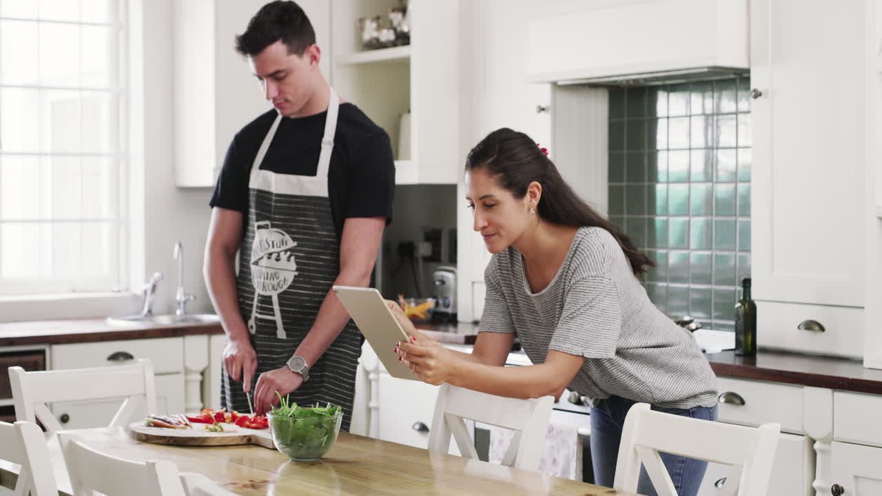 디지털 태블릿을 사용하는 젊은 여성