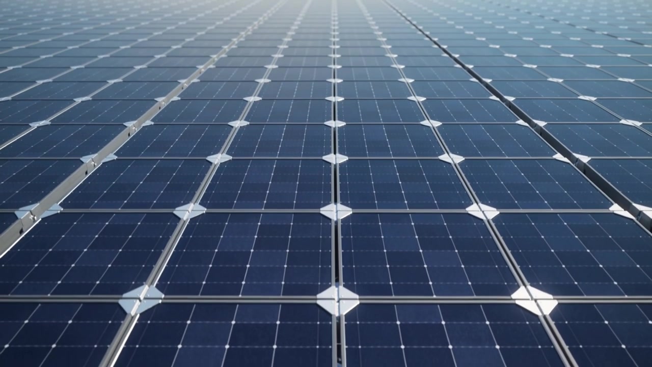 Carrello in partenza, operatore di ripresa che sposta l'attrezzatura in avanti in un impianto fotovoltaico, rivelando un campo di pannelli solari.