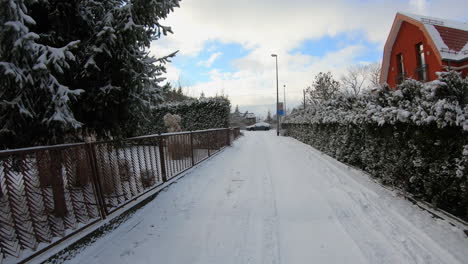 hiperlapso de una calle cubierta de nieve en los suburbios de la ciudad