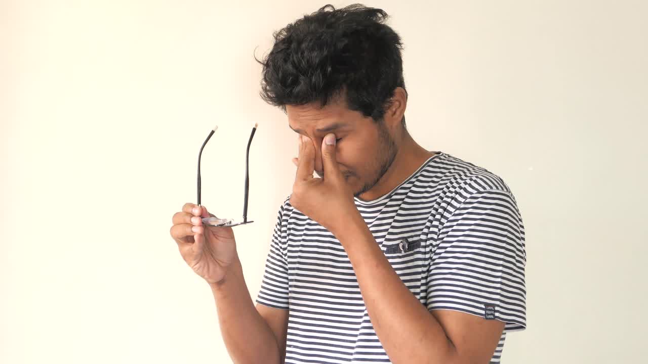 hombre experimentando fatiga ocular