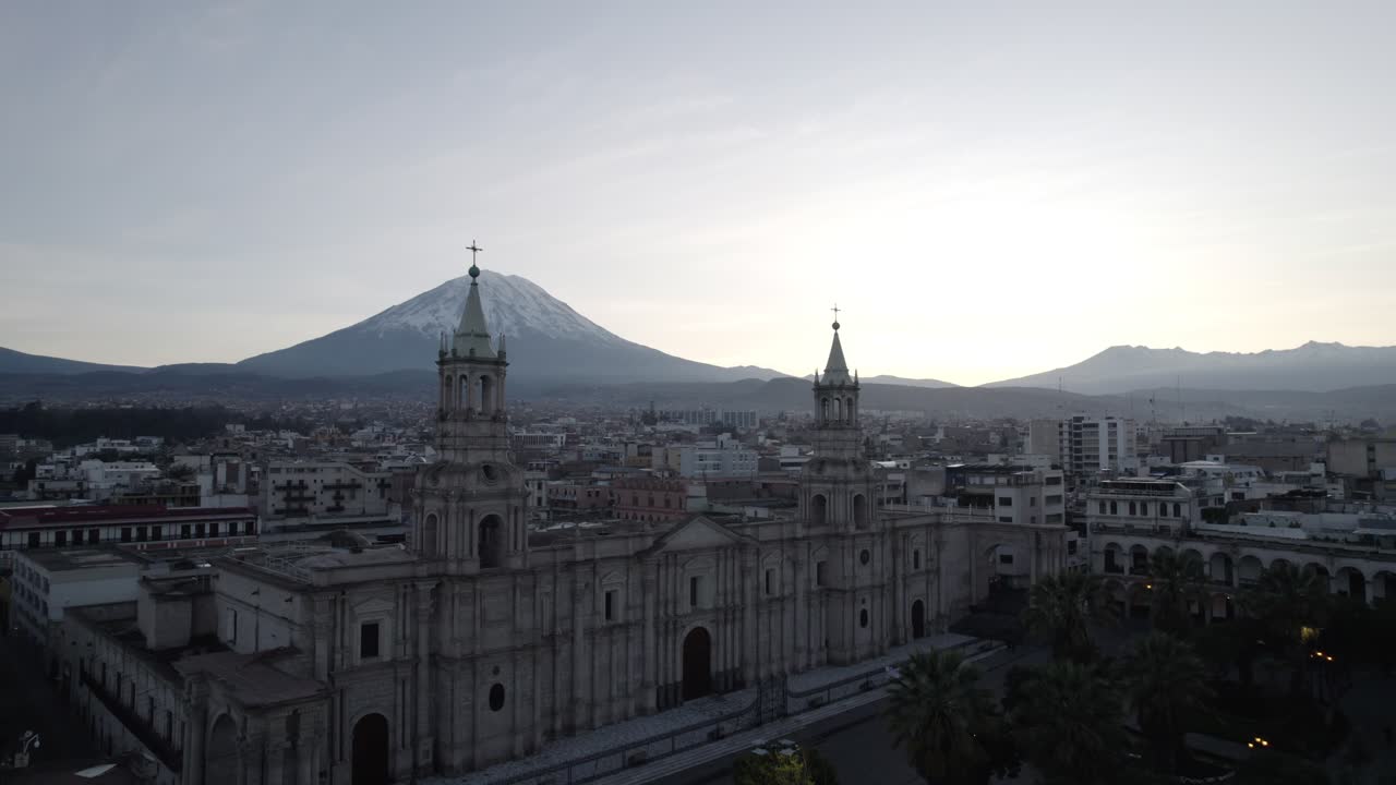 Imágenes de dron al amanecer volando sobre la Catedral de Arequipa, con el majestuoso volcán Misti bellamente enmarcado en el fondo.