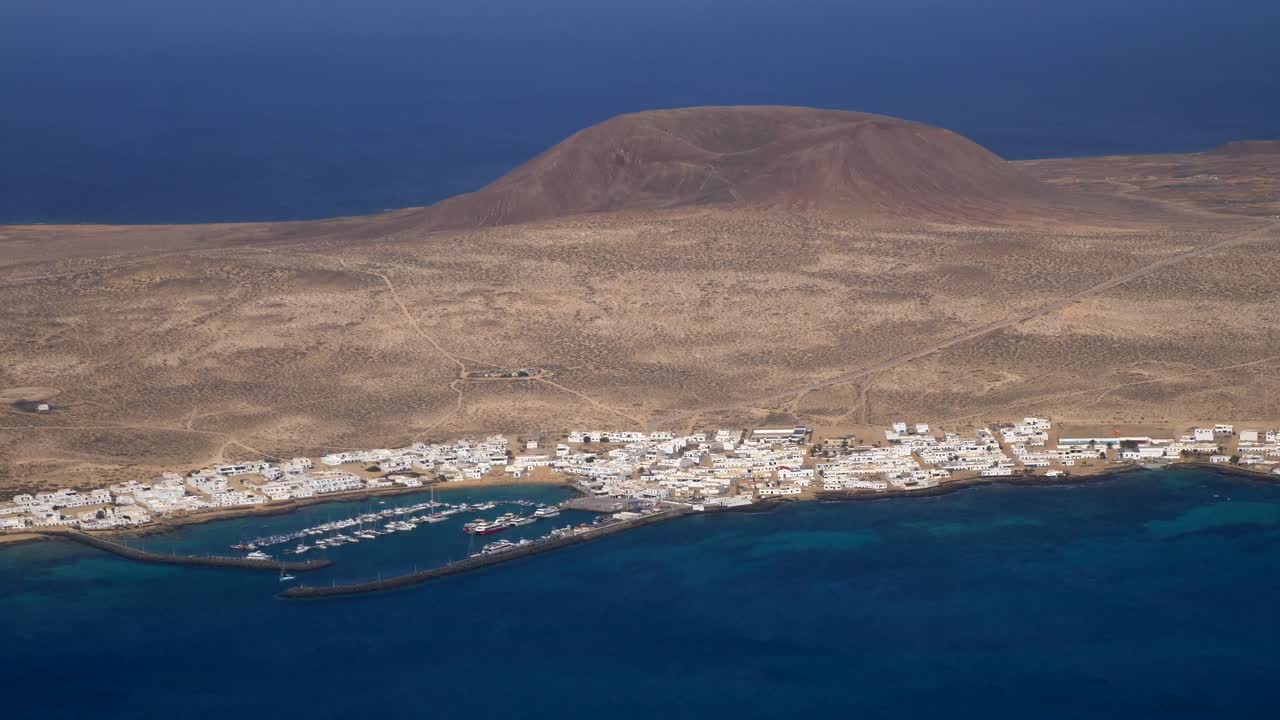 vista desde arriba de la isla de la graciosa en las islas canarias