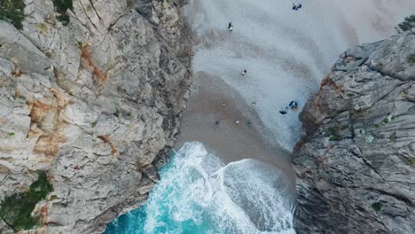 Vista-De-Arriba-Hacia-Abajo-De-La-Famosa-Playa-Sa-Calobra-En-Mallorca---Zona-Turística---España-Mallorca