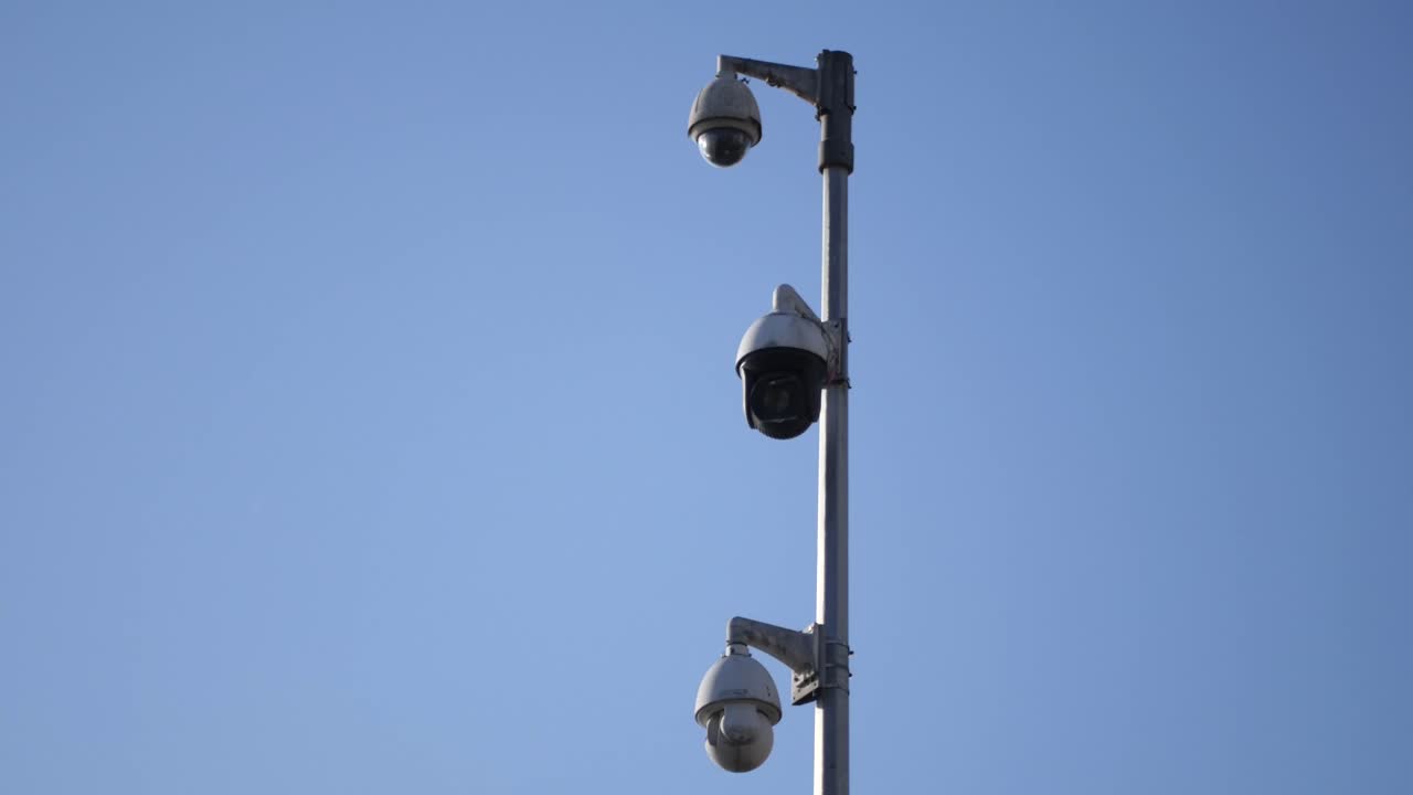 Telecamere di sorveglianza su palo