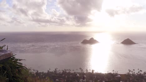 Hermosa-Caminata-Con-Vista-A-La-Playa-De-Hawai-Con-Un-Par-De-Pastilleros-En-La-Parte-Superior