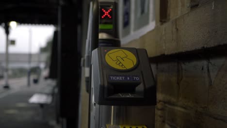 Zugfahrkartenautomat,-Nahaufnahme,-Schwenk