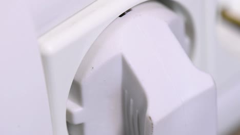 primer plano extremo de enchufar y desenchufar de la toma de corriente europea