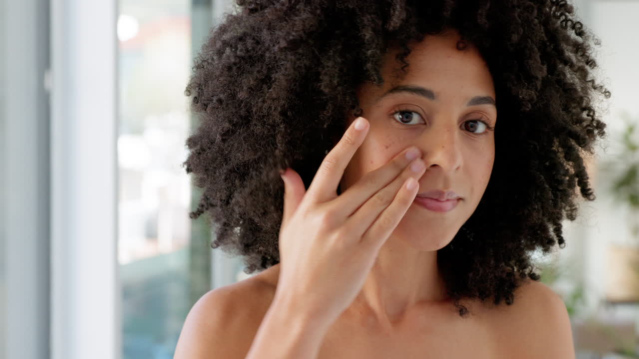 cuidado de la piel, rostro y mujer en el baño para la belleza
