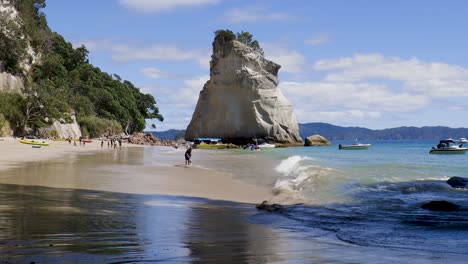 Amplia-Toma-Panorámica-Lenta-De-Las-Olas-En-Te-Hoho-Rock-Y-La-Playa-De-Cathedral-Cove