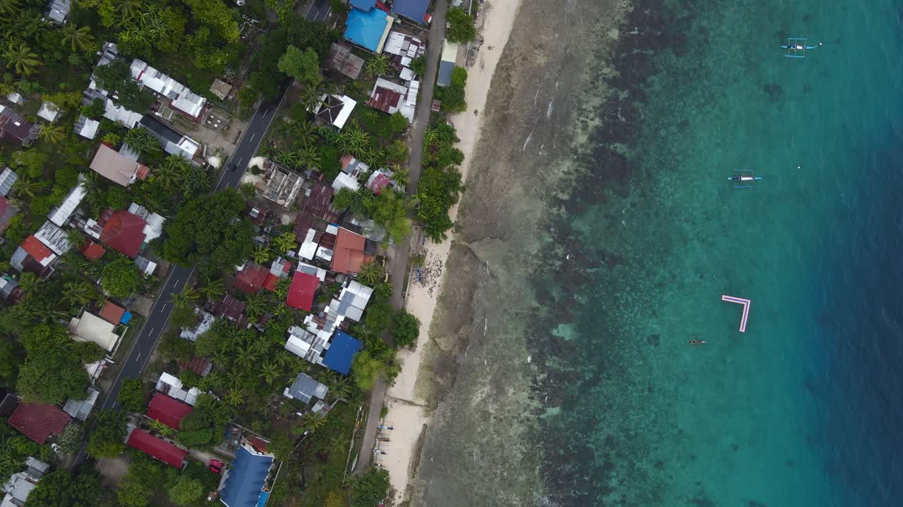drone aéreo gira sobre playas tropicales viajes costa agua de mar turquesa, techos casas y resorts alrededor de la vegetación tropical de oslob celu isla filipinas