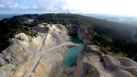 Vista-Del-Lago-Tóxico-Verde-En-La-Mina-Abandonada-De-Monte-Neme