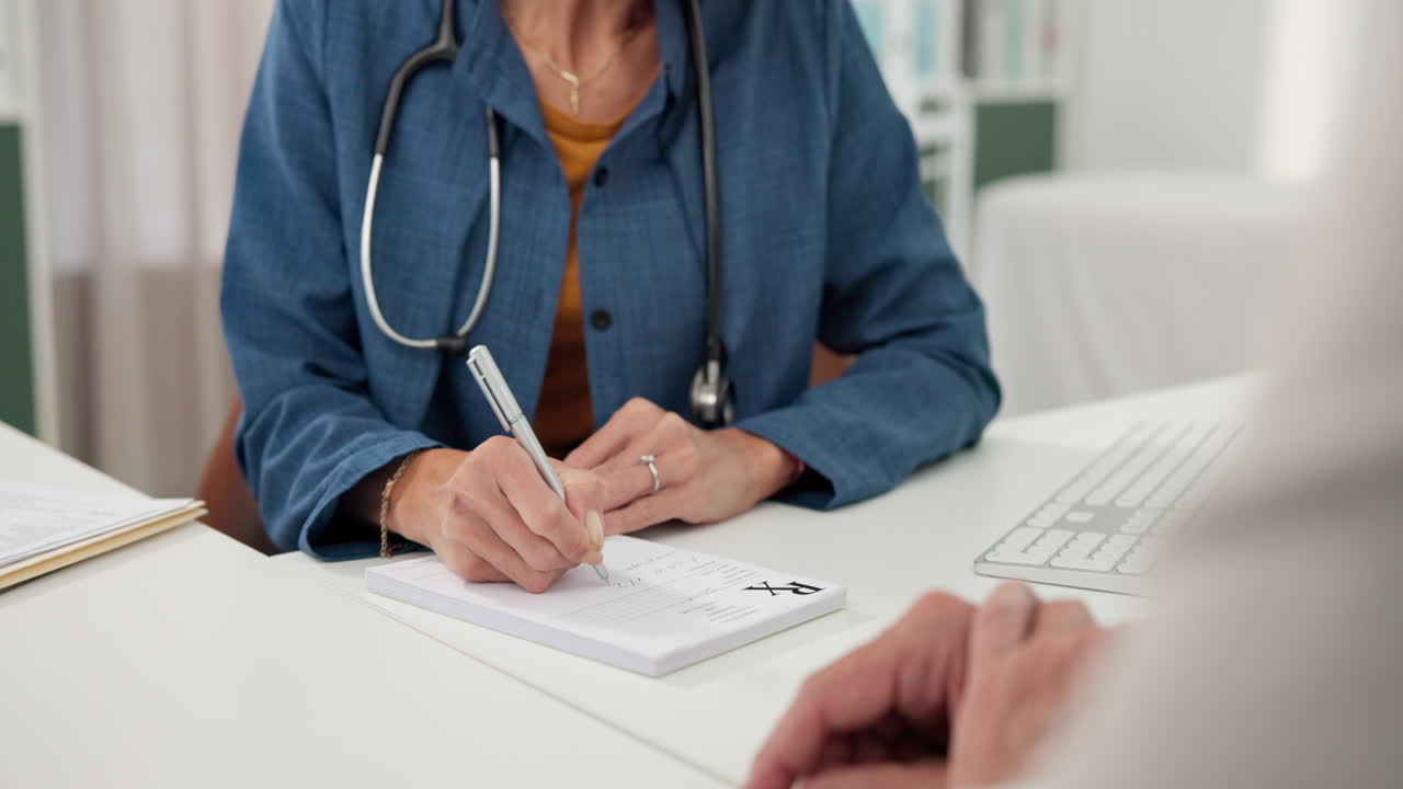 Médico Escrevendo Receita Médica Durante Consulta