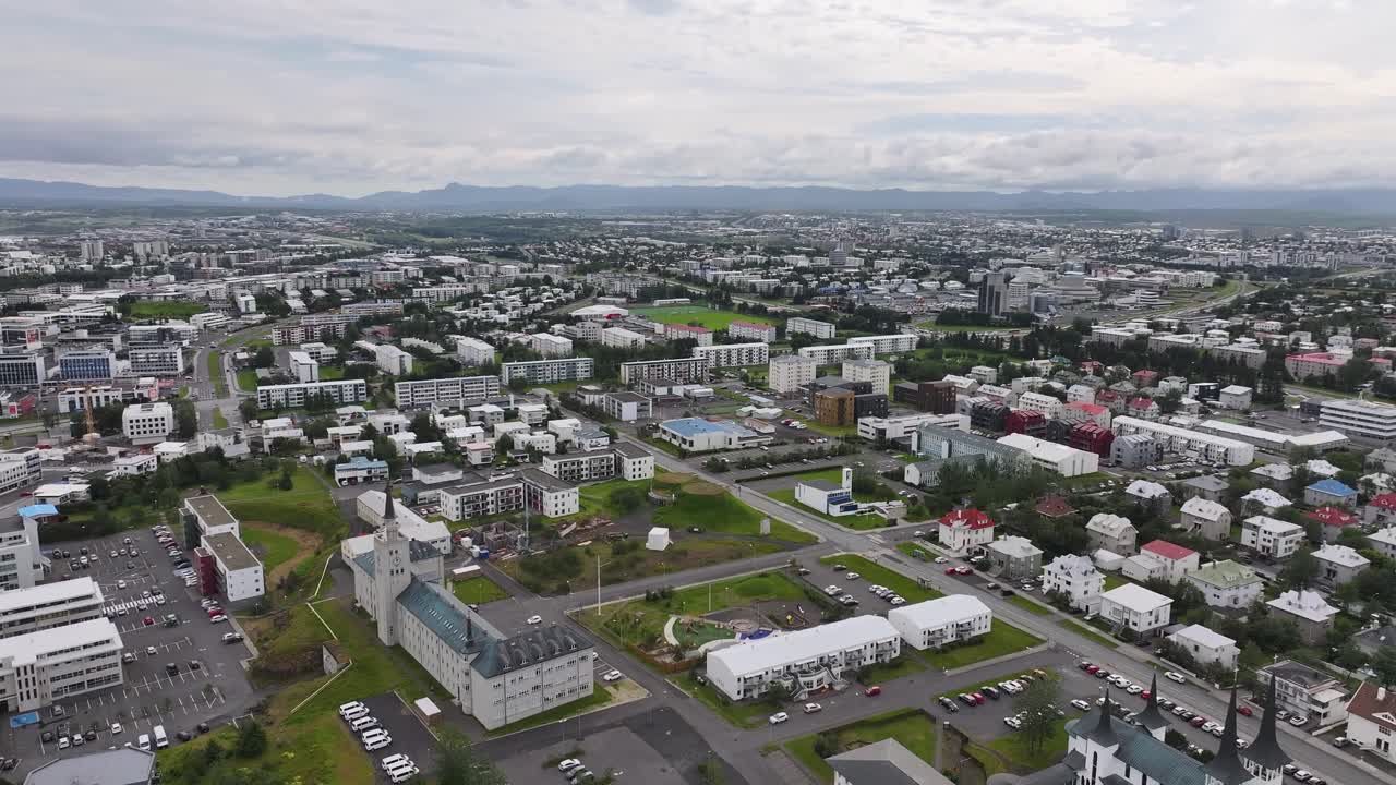 아이슬란드 레이크야비크의 공중 풍경 주거 교외 건물, 교회 및 공원