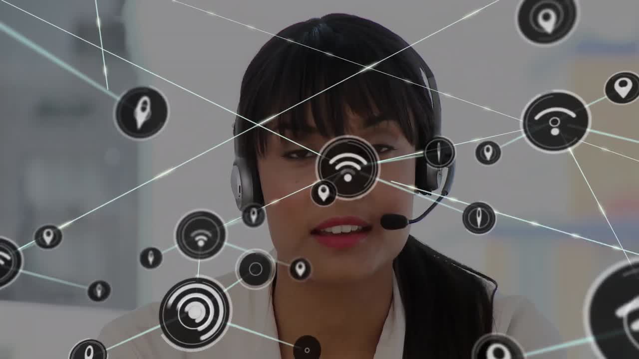 헤드 ⁇ 을 착용한 사업가 여성에 대한 연결 네트워크와 아이콘의 애니메이션