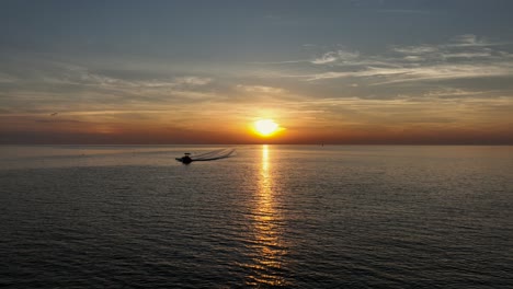 Boater-heading-in-at-sunset-near-Pelican-point-on-Mobile-Bay,-Alabama