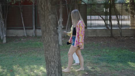 dos mujeres caminando en un parque