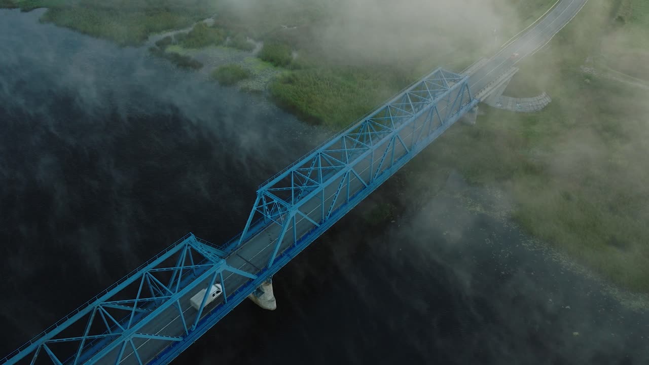 ⁇ 은 여름 아침에 젤루페 강을 가로지르는 철강 다리의 공중 뷰, 강 위로 떠오르는 안개, 자동차 운전, 넓은 새 눈 드론  ⁇  앞으로 이동, 아래로 기울어