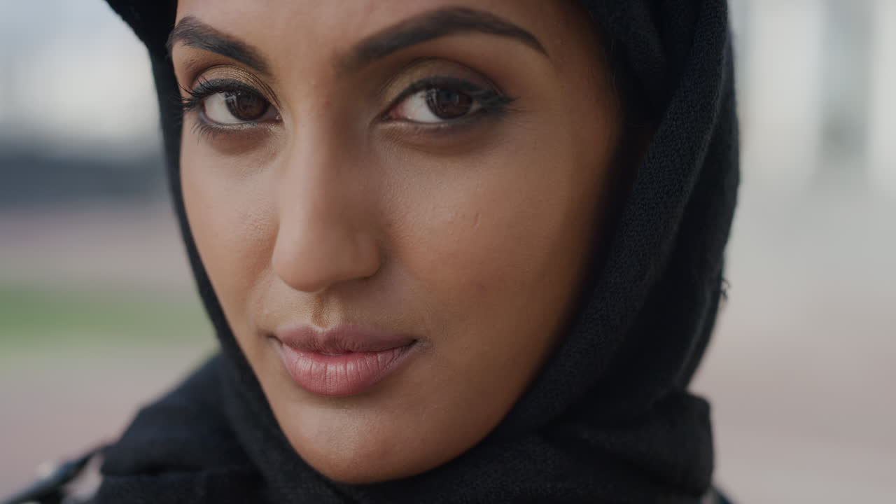 retrato de cerca hermosa joven musulmana gira la cabeza con una apariencia confiada tranquila mujer independiente con hijab pañuelo de cabeza islam moderno cámara lenta