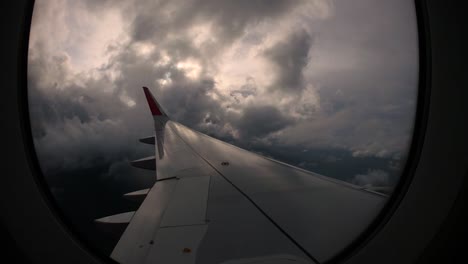 Puesta-De-Sol-Y-Hermosas-Nubes-Desde-La-Ventana-Del-Ala-Izquierda-Del-Avión-Trae-Recuerdos-De-Viaje