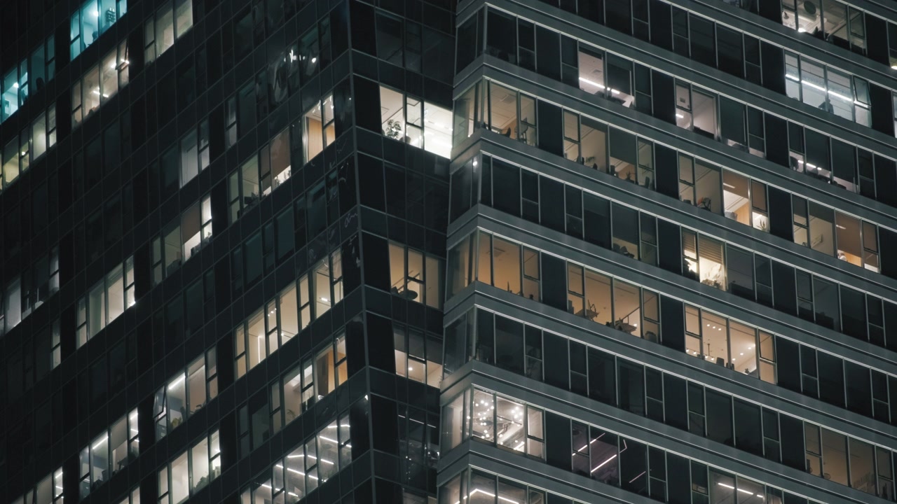 Rascacielos de oficinas de noche