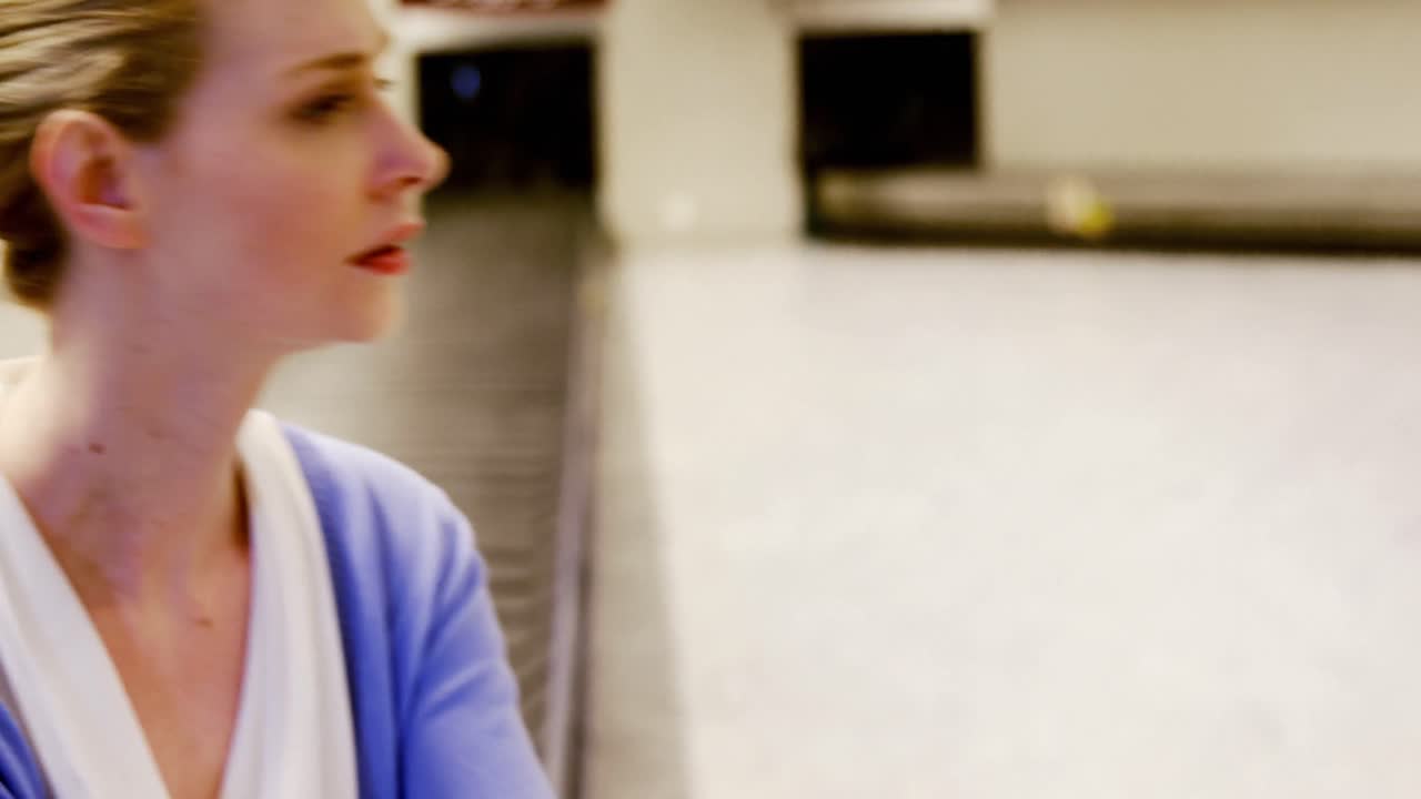 기대 를 하고 있는 여자