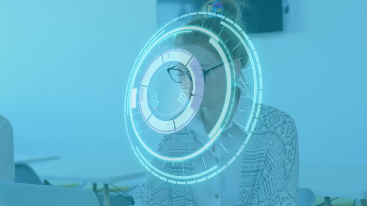 animación del alcance y el procesamiento de datos sobre una mujer de negocios que usa una computadora portátil