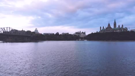 Imágenes-Aéreas-Nocturnas-Sobre-El-Río-Ottawa-Frente-A-Los-Edificios-Del-Parlamento