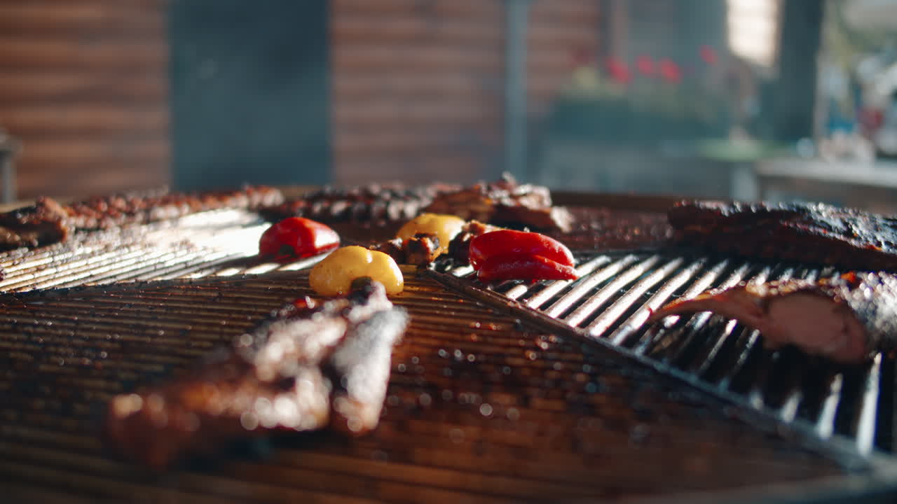 Primo piano di carne e verdure grigliate su una griglia rotante. Barbecue all'aperto.