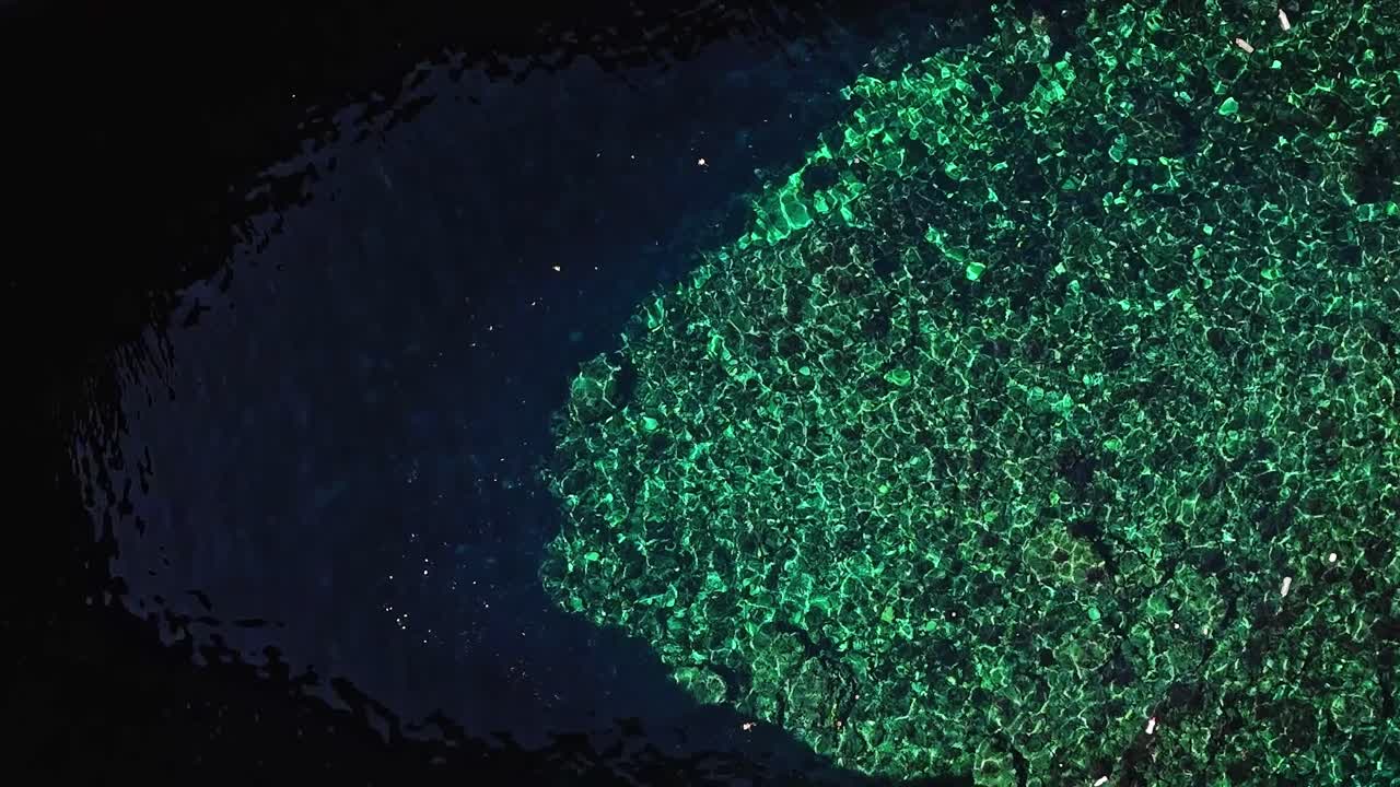 Klares Wasser in einem natürlichen Pool in Malta während der Tagesstunden