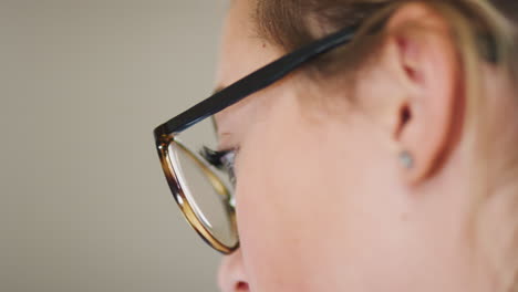 cerca en la cara de una adolescente que lleva gafas