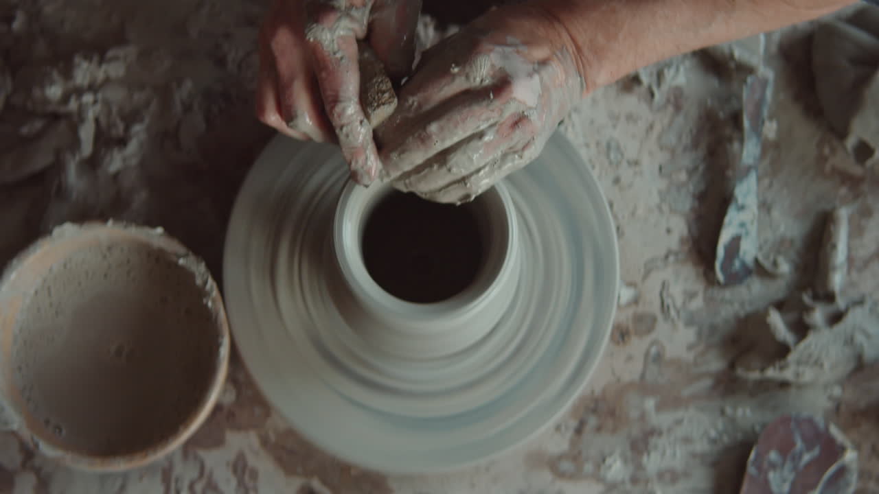 도자기 의 손 이 바 에 점토 비 를 던지고 있다