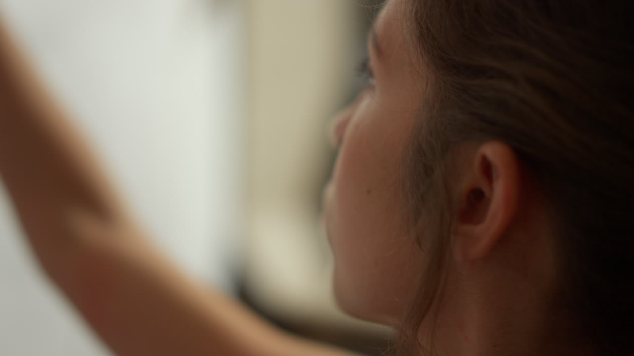 실내에서 예술작품을 찾는 영감을 받은 여성. 여성 화가가 걸작을 창조합니다.