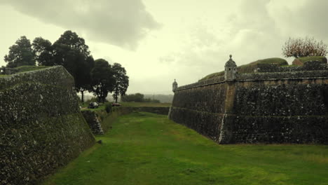 antiguas paredes de la fortaleza del castillo en un día nublado