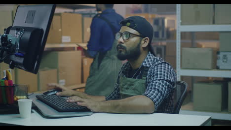 trabajador de almacén en la computadora