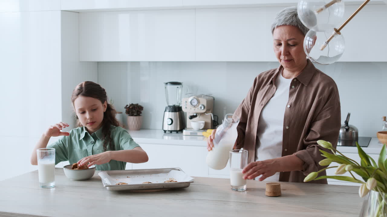 la abuela y la niña comiendo galletas