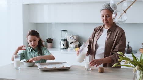 la abuela y la niña comiendo galletas