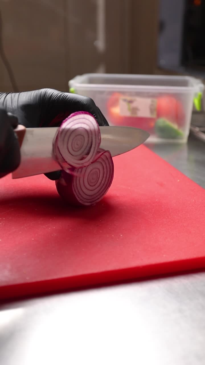 Chef che affetta cipolla rossa