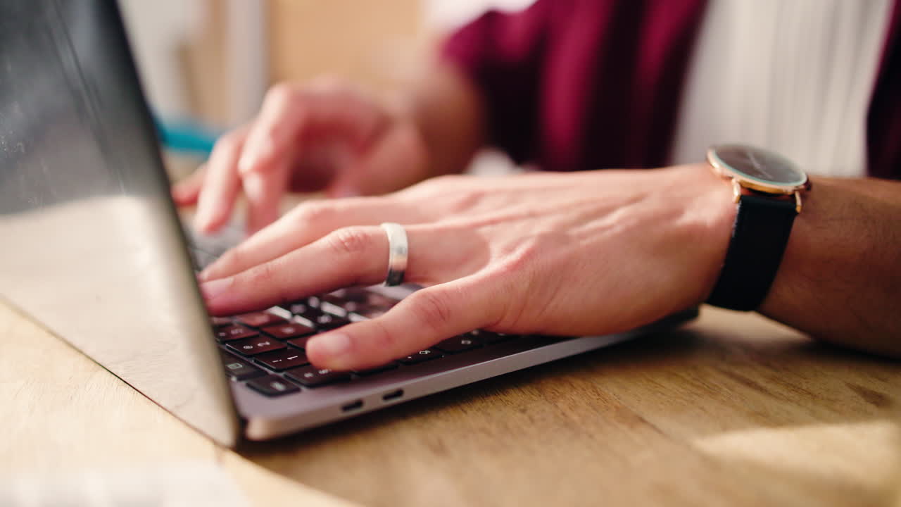 Nærbillede af hænder der taster på laptop-tastatur