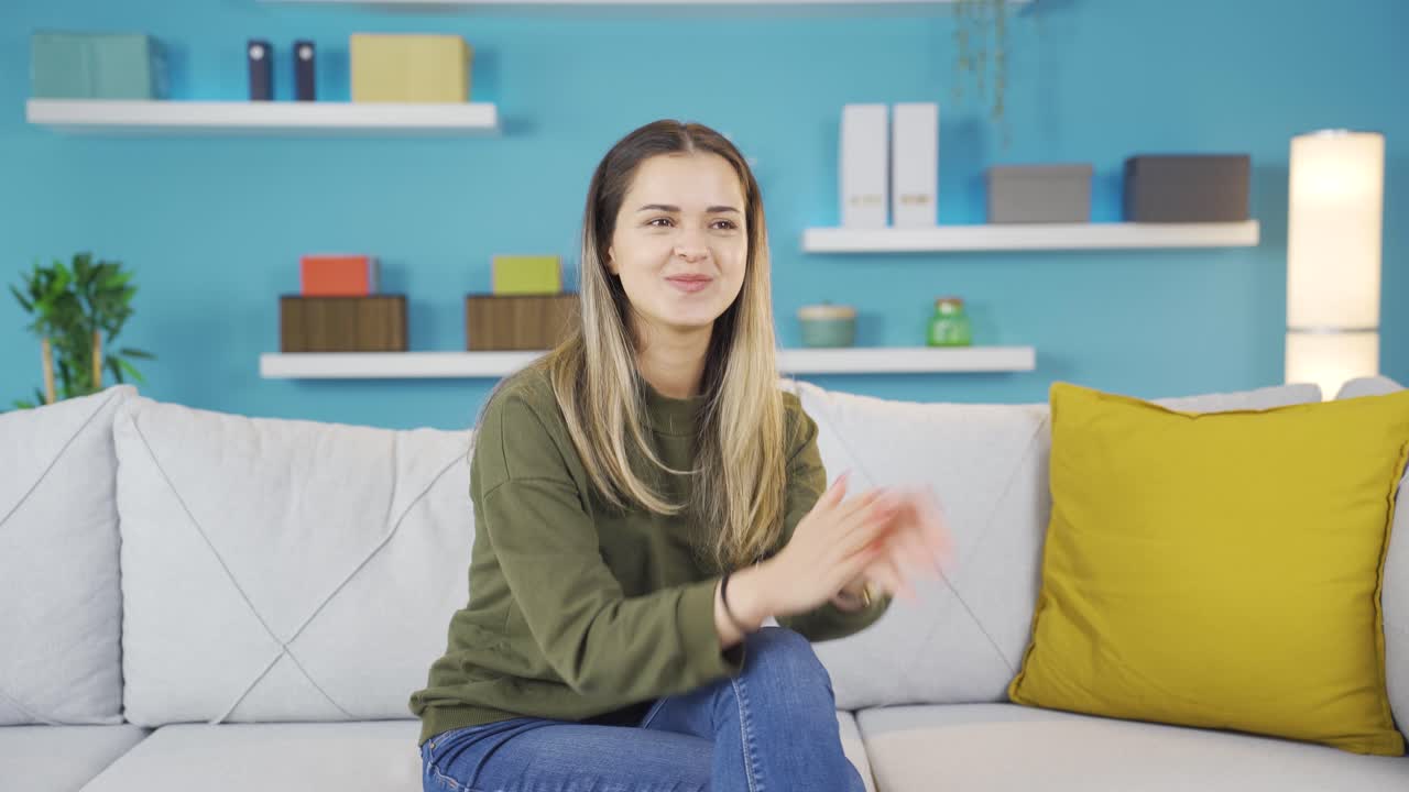 una adolescente emocionada aplaudiendo los resultados positivos.