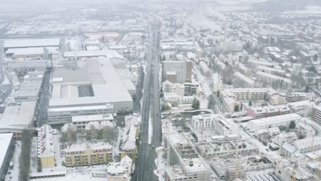 vistas aéreas de drones de la ciudad estudiantil de göttingen durante el invierno en fuertes nevadas
