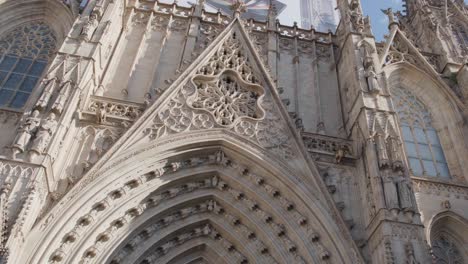 Facade-Catedral-de-la-Santa-Creu-Barcellona-Pan-Right-4k-30fps