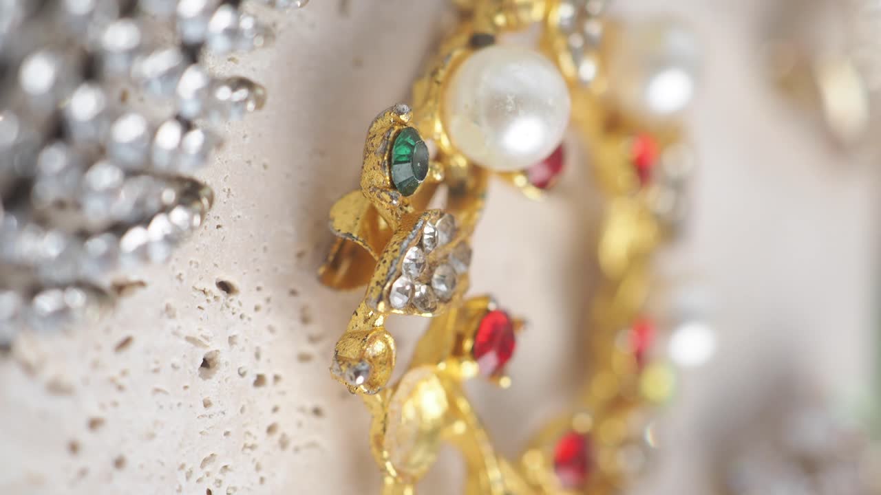 Spilla vintage con perle e pietre preziose