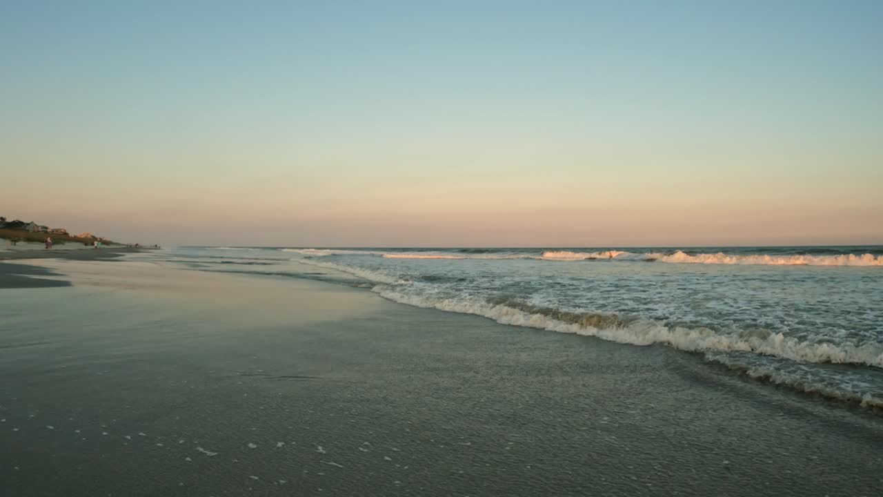 hiperlapso a pie de una hermosa puesta de sol mágica