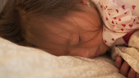 una niña durmiendo tranquilamente en la cama