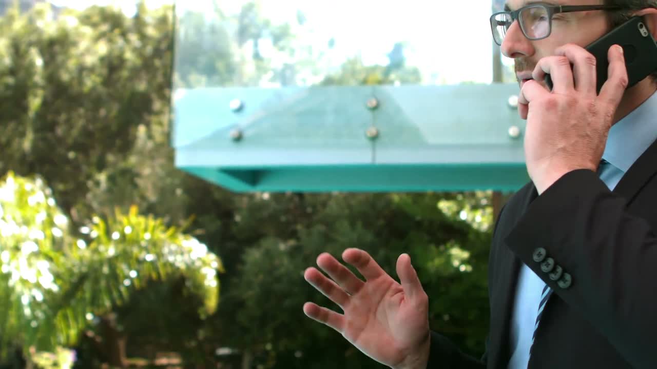 전화 통화를 하는 사업가