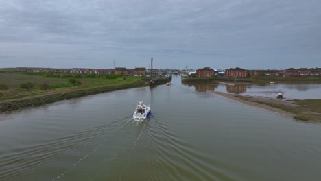 Das-Folgende-Boot-Fährt-Auf-Einem-Ruhigen-Fluss-In-Richtung-Meerenge