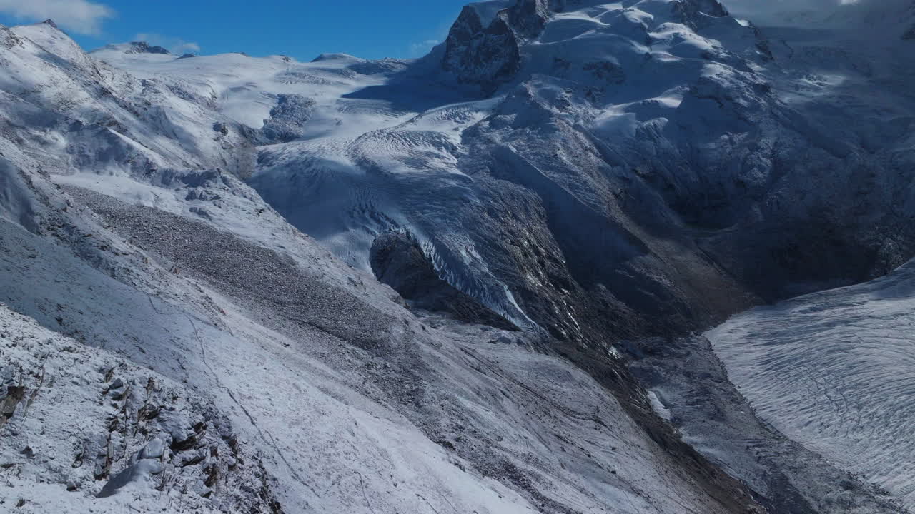 soleado clara mañana crujiente gornergrat zermatt glaciar grieta de hielo río alpes suizos cima de la materiahorn cumbre estación de esquí paisaje paisaje aéreo avión no tripulado ferrocarril de otoño suiza hacia adelante pan revelar
