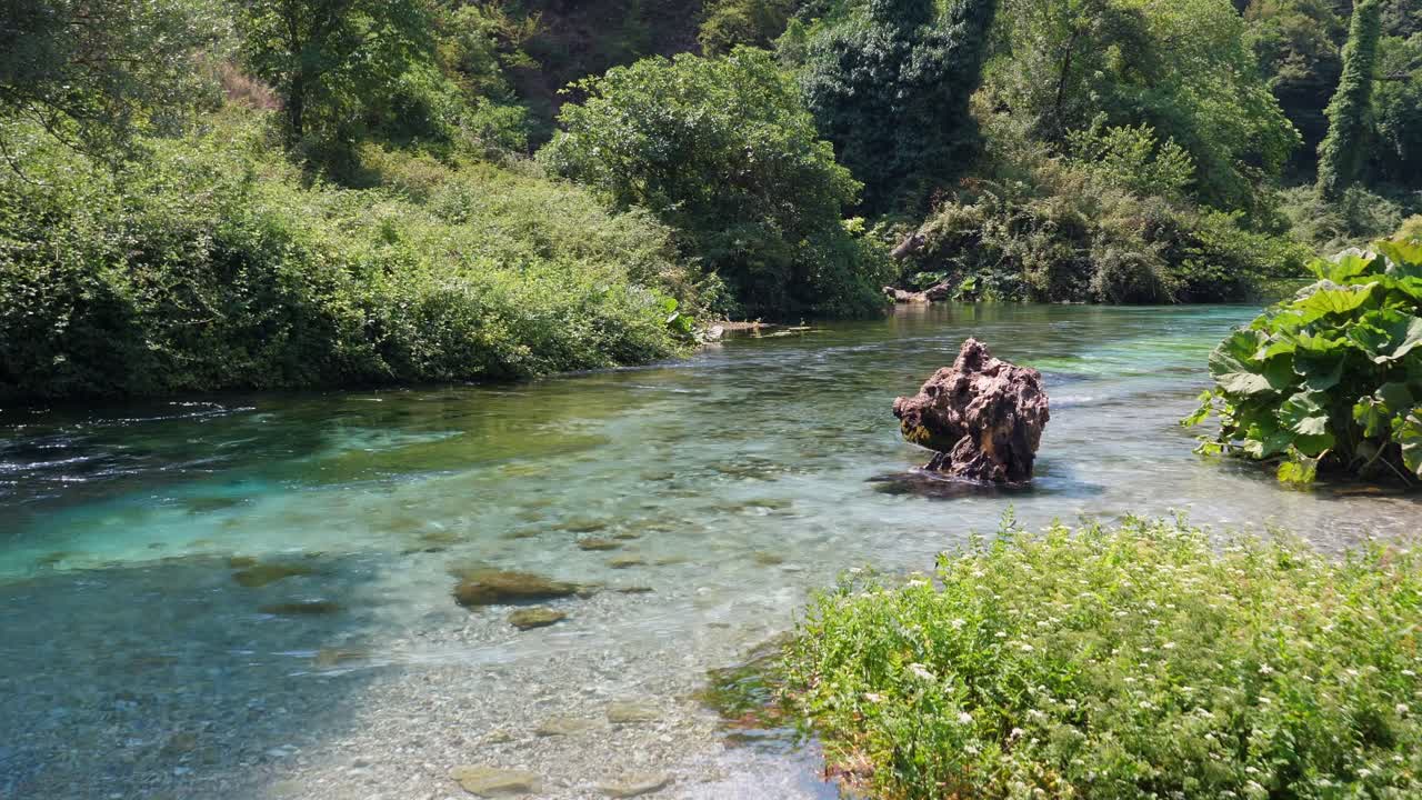 Acqua cristallina del fiume Bistrica che sgorga dalla sorgente Blue Eye in Albania, una popolare destinazione turistica circondata dalla natura verde.