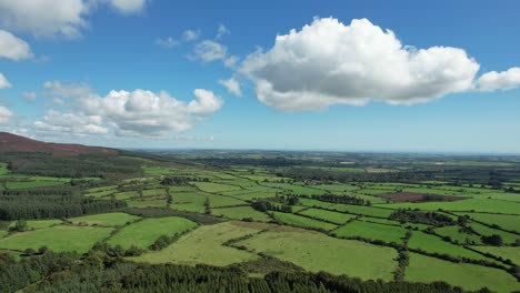 waterford, irlanda, toma aérea de las fértiles tierras de cultivo de waterford a finales del verano.