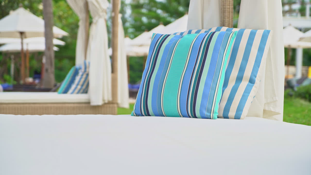 Cómoda almohada en el pabellón cerca de la playa - concepto de viajes y vacaciones